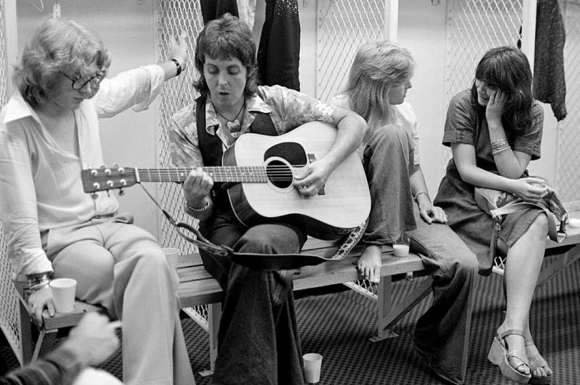 Linda McCartney, Linda Ronstadt, Paul McCartney and Peter Asher backstage 
